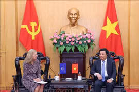 El miembro del Buró Político, director de la Academia Nacional de Política Ho Chi Minh y presidente del Consejo Teórico Central, Nguyen Xuan Thang, recibe a la directora del Banco Mundial en Vietnam, Mariam Sherman. (Fuente: VNA)