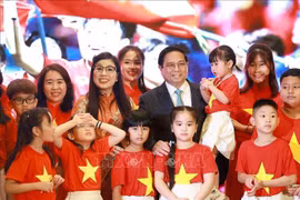 El primer ministro de Vietnam, Pham Minh Chinh, y su esposa se reúne con la comunidad vietnamita en los Emiratos Árabes Unidos. (Fuente: VNA)