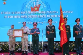 El viceministro de Defensa Hoang Xuan Chien entrega la Orden de Defensa de la Patria al Equipo de Ingenieros número 1. (Fuente: VNA)