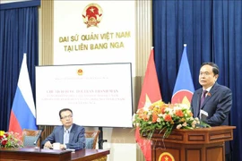 El presidente de la Asamblea Nacional de Vietnam, Tran Thanh Man, habla en el encuentro con la comunidad vietnamita en Rusia. (Fuente: VNA)