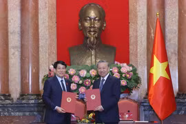 Ceremonia de entrega de trabajos entre el secretario general del Partido Comunista de Vietnam, To Lam, y el recién electo presidente Luong Cuong. (Fuente: VNA)