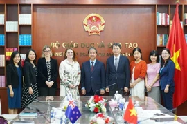 El ministro de Educación y Formación de Vietnam, Nguyen Kim Son, la Embajadora Caroline Beresford y miembros de ambas partes en la reunión. (Foto: Vietnam+)