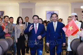 El primer ministro Pham Minh Chinh y su esposa se reúnen el 30 de octubre con el personal de la embajada y representantes de comunidad vietnamita en Qatar. (Fuente: VNA)