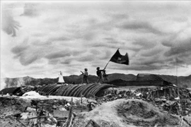 La bandera "Para luchar, para ganar" en el techo del búnker del general De Castries la tarde del 7 de mayo de 1954. (Foto de archivo: VNA)