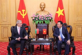 El miembro del Buró Político y presidente de la Academia Nacional de Política Ho Chi Minh (HCMA), Nguyen Xuan Thang, recibe al embajador de Bielorrusia en Hanoi, Uladzimir Baravikou. (Fuente: VNA)