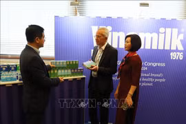 Richard Hall (centro), presidente de la Conferencia Mundial de Lácteos, valoró el modelo de producción ecológica de Vinamilk y su mensaje en la conferencia. (Fuente: VNA)