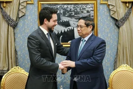 El primer ministro de Vietnam, Pham Minh Chinh, y el príncipe heredero de Jordania, Al Hussein bin Abdullah II. (Fuente: VNA)