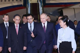 El presidente de Rusia, Vladimir Putin, llega a Hanoi, iniciando una visita de Estado a Vietnam. (Fuente: VNA)