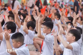 Alumnos de la escuela primaria de Gia Quat, en el distrito de Long Bien, en el día de inicio del año escolar 2024-2025. (Fuente: VNA)