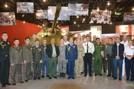 Agregados militares extranjeros visitan Museo de Historia Militar de Vietnam. (Fuente: VNA)