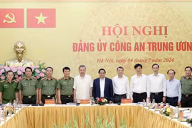 El presidente To Lam y el primer ministro Pham Minh Chinh asisten a la reunión de la Comisión Central de Seguridad Pública. (Fuente: VNA)