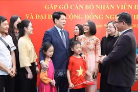 El presidente Luong Cuong habla con representantes de la comunidad vietnamita en Chile. (Fuente: VNA)