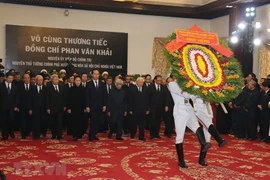 Dirigentes y ciudadanos vietnamitas rinden homenaje póstumo al extinto primer ministro Phan Van Khai