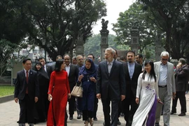 [Fotos] Presidente del Parlamento de Irán visita destinos históricos en Hanoi