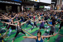 [Foto] Miles de personas celebran en Times Square el Día Internacional del Yoga