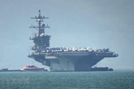 [Fotos] Llega a Vietnam portaaviones USS Carl Vinson