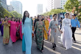 [Fotos] Tres mil mujeres participan en desfile masivo de Ao Dai en Ciudad Ho Chi Minh