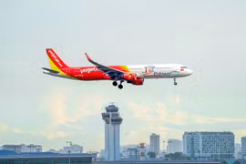 Lanza Vietjet aviones con símbolo turístico de Ciudad Ho Chi Minh