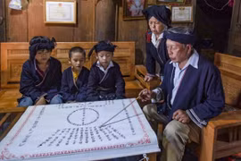 Conservador y maestro de la letra antigua Nom Dao en la provincia de Hoa Binh