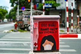 Impresionantes cabinas eléctricas con imágenes contra el COVID-19 en Hanoi