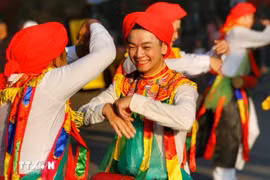 Aldea vietnamita soprende con singular danza de hombres disfrazados de mujeres