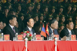 Presidente vietnamita y su homólogo mongol visitan Comando de Policía Móvil