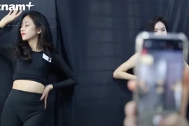 Cursos de poses para lindas fotografías acaparan atención de jóvenes vietnamitas