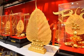 Talento de artista Nguyen Duc Bang transforma con oro hojas de Bodhi