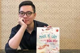 El autor Nguyen Hoang Vu y el cómic “Khac biet moi tuyet lam sao”. (Foto cedida por el autor) 