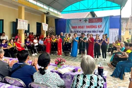 Delegación de Myanmar visita modelo de club de autoayuda intergeneracional en Ly Nhan