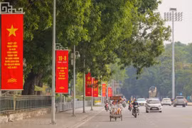 Calles de Hanoi decoradas en conmemoración de Revolución de Agosto