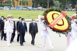 Líderes vietnamitas rinden homenaje al Presidente Ho Chi Minh por el 131 aniversario de su natalicio