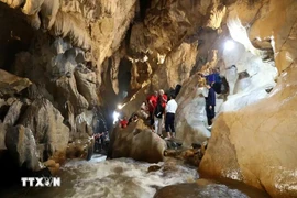 Expertos de la Red Global de Geoparques de la UNESCO visitan la cueva Keng Tao en la comuna de Chien Thang, distrito de Bac Son, provincia de Lang Son. (Foto: VNA)