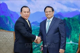 El primer ministro de Vietnam, Pham Minh Chinh (derecha), recibe al ministro de Inspección de Camboya, Huot Hak. (Foto: VNA)