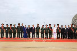El primer ministro camboyano, Samdech Thipadei Hun Manet (noveno desde la izquierda), en una foto con la delegación vietnamita en el acto. (Foto: VNA)