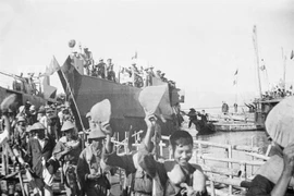 Los habitantes del Norte reciben a funcionarios, soldados y residentes del Sur en el muelle Sam Son, en la provincia central de Thanh Hoa, según el Acuerdo de Ginebra, el 25 de septiembre de 1954. (Foto: Archivo de VNA)