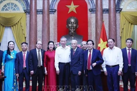 El secretario general del Partido Comunista y presidente de Vietnam, To Lam, y el personal que atendió al Presidente Ho Chi Minh de 1954 a 1969. (Foto: VNA)