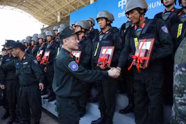 El viceministro de Seguridad Pública Nguyen Ngoc Lam entrega obsequios a las fuerzas que participan en el ejercicio. (Foto: bocongan.gov.vn)