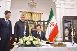 El viceprimer ministro de Vietnam Tran Luu Quang escribe en el libro de condolencias. (Foto: qdnd.vn)