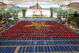 Los participantes forman la imagen de la bandera vietnamita (Foto: VNA)