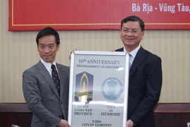 El alcalde de la ciudad de Izumiotsu, Minamide Kenichi (izquierda), entrega un recuerdo por el décimo aniversario de las relaciones entre las dos localidades al vicepresidente del Comité Popular de Ba Ria-Vung Tau, Nguyen Cong Vinh. (Foto: VNA)