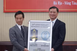 El alcalde de la ciudad de Izumiotsu, Minamide Kenichi (izquierda), entrega un recuerdo por el décimo aniversario de las relaciones entre las dos localidades al vicepresidente del Comité Popular de Ba Ria-Vung Tau, Nguyen Cong Vinh. (Foto: VNA)