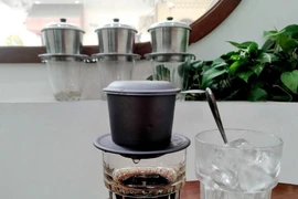 Una de las variedades más populares es el sữa đá, un café fuerte de filtro servido con hielo y leche condensada azucarada. (Foto: VNA)