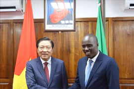 Phan Dinh Trac, miembro del Buró Político, secretario del Comité Central del Partido y jefe de su Comisión de Asuntos Interiores, se reúne con el viceprimer ministro tanzano, Doto Mashaka Biteko. (Foto: VNA)