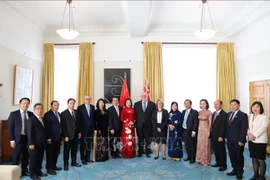La vicepresidenta de la Asamblea Nacional de Vietnam Nguyen Thi Thanh y el titular de la Cámara de Representantes de Nueva Zelanda, Gerry Brownlee, junto con los delegados. (Foto: VNA)