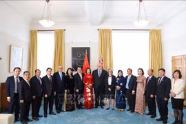 La vicepresidenta de la Asamblea Nacional de Vietnam Nguyen Thi Thanh y el titular de la Cámara de Representantes de Nueva Zelanda, Gerry Brownlee, junto con los delegados. (Foto: VNA)