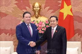 El presidente de la Asamblea Nacional de Vietnam, Tran Thanh Man (derecha), recibe al embajador estadounidense, Marc Evans Knapper. (Foto: VNA)