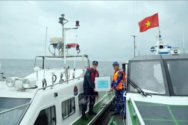 Fuerzas de guardacostas de Vietnam y China realizan patrulla conjunta en el norte del Golfo de Tonkín. (Foto: VNA)