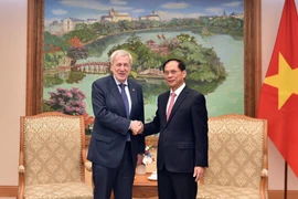 El viceprimer ministro y titular de Relaciones Exteriores de Vietnam, Bui Thanh Son (derecha), recibe al canciller chileno, Alberto Van Klaveren. (Foto: VNA)