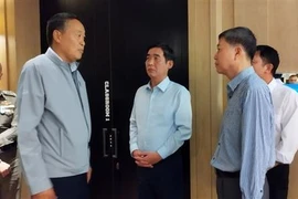 El primer ministro tailandés, Srettha Thavisin, y el embajador de Vietnam, Pham Viet Hung (cuarto, desde la izquierda) en el lugar del incidente (Foto: VNA)